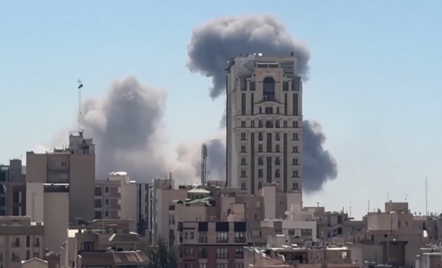 МНР: Помош за извлекување побарале 473 граѓани, се работи на обезбедување евакуација од Израел, ОАЕ о Катар