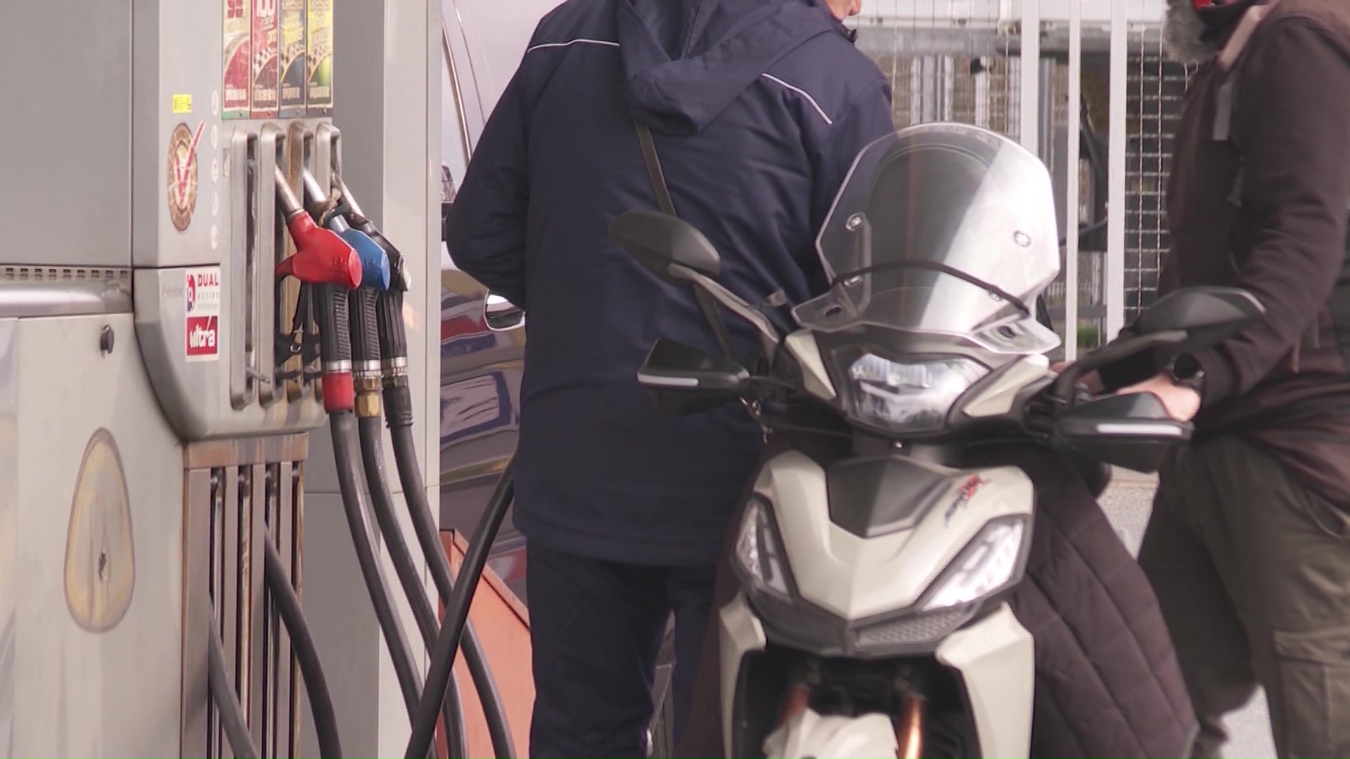 Владата апелира да не се шпекуира околу цената на нафтените деривати