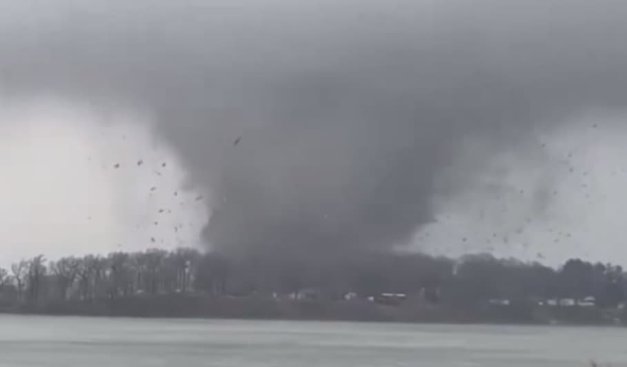 Силни торнада ги подогија САД- загинаа најмалку четири лица, десетици се повредени (ВИДЕО)