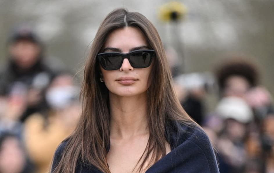 Емили Ратајковски се појави речиси гола на модна ревија во Париз (ФОТО)