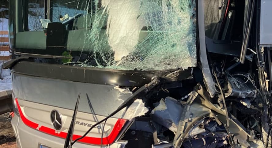 Најмалку 24 лица се повредени во судар на туристички автобус и автомобил во Австрија