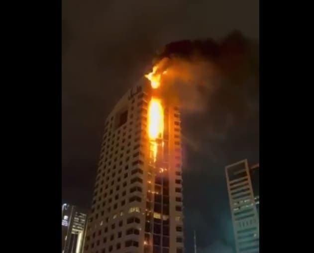 Гори висококатница во Кувајт- на удар и меѓународниот аеродром (ВИДЕО)