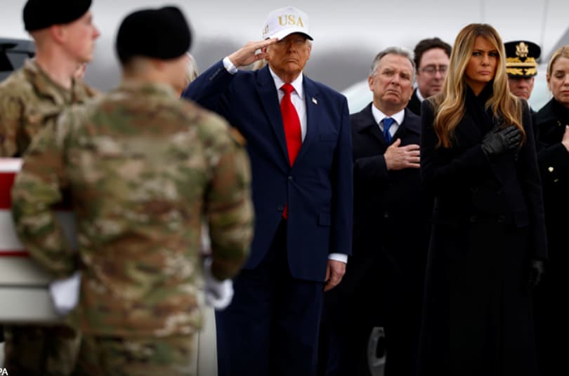 Трамп им салутираше на загинатите војници во Иран, чии ковчези пристигнаа во САД