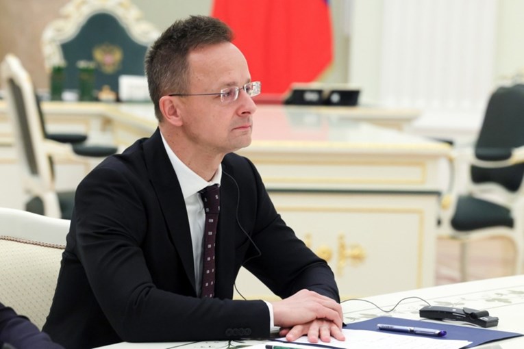 Сијарто го притиска Киев: Кажете зошто толку милиони во кеш поминаа низ Унгарија! (ВИДЕО)