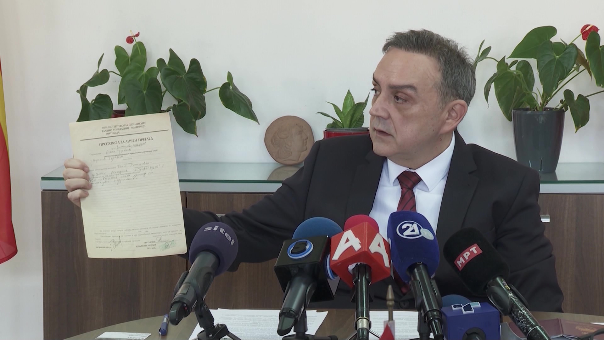 Муцунски: ЕУ членка му забрани влез на адвокат кој ги брани правата на Македонците