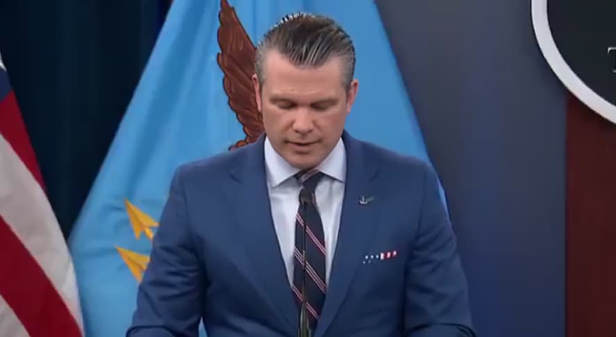 Министерот за одбрана на САД на прес конференција ја чита Библијата (ВИДЕО)