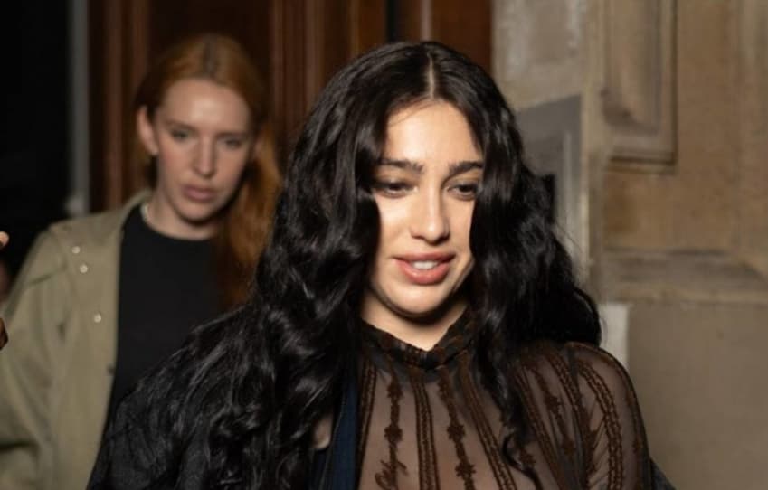 Ќерката на Мадона речиси гола се прошета низ Париз (ФОТО)