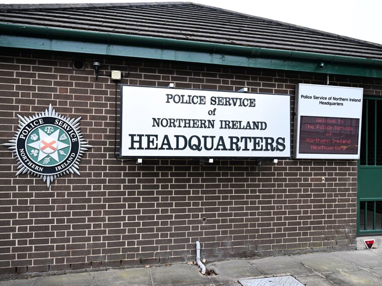 Полицаец е обвинет за над 10 силувања, властите на Северна Ирска му го кријат идентитетот