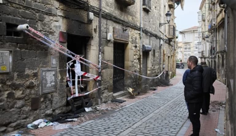 Трагедија во Шпанија: Најмалку три лица загинаа, четворица се повредени во подметнат пожар (ВИДЕО)