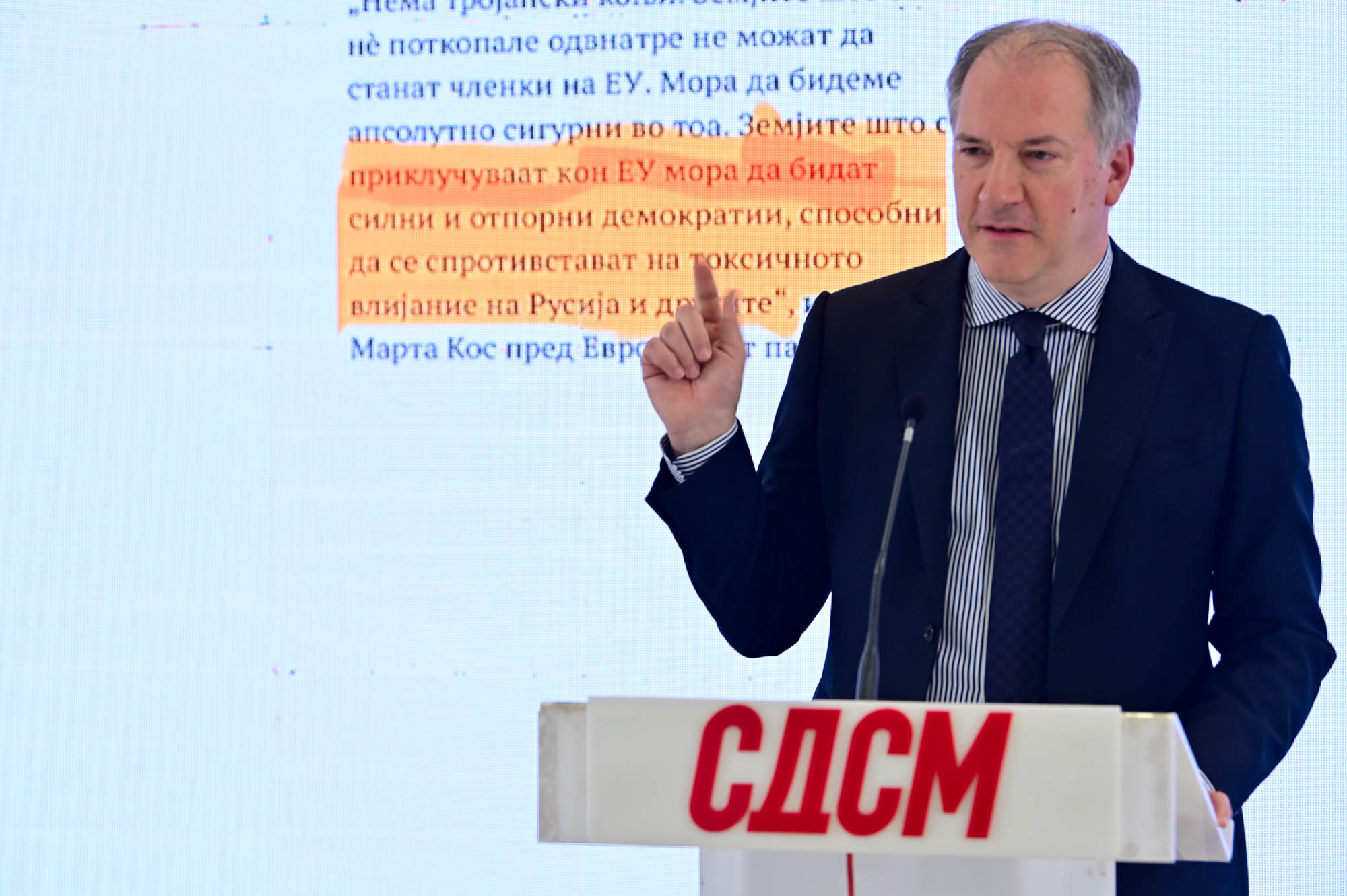 Жерновски: ЕУ ја предупредува Македонија за влијанијата на Русија и СНС