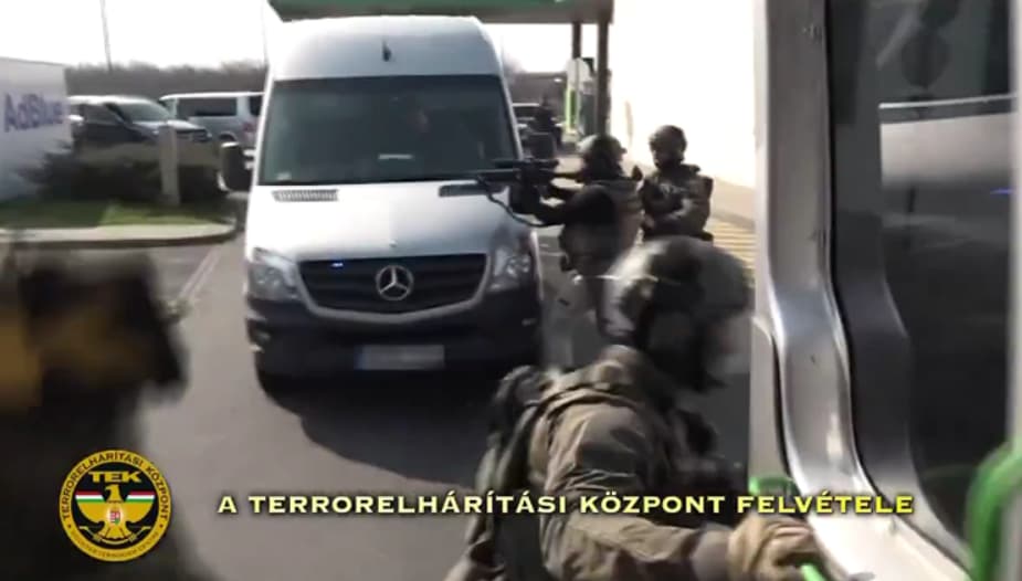 Унгарија ѝ ги врати на Украина блиндираните возила- милионите во кеш и златото го задржаа (ВИДЕО)