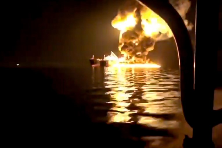 Ескалира во Ормутскиот теснец, горат бродови за транспорт на нафта