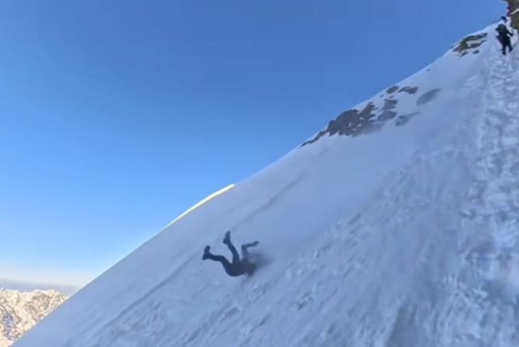 Видео: Планинар се„стркала“ низ планина и преживеа