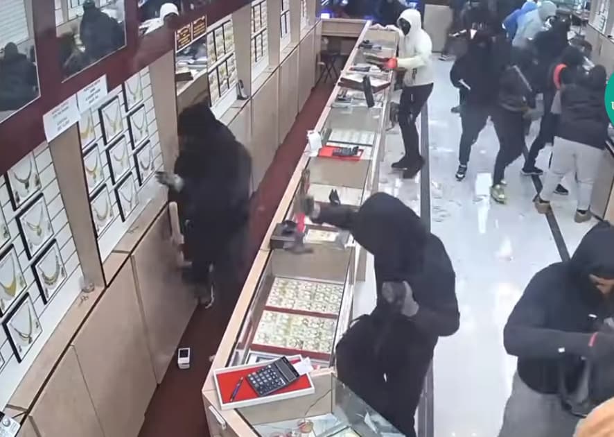 Над 20 маскирани разбојници ограбуваат златарница- за минута однеле плен од 1,7 милиони долари (ВИДЕО)