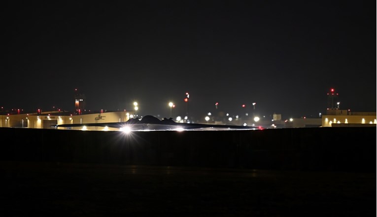 Американците ги кренаа моќните Б-2 бомбардери (ВИДЕО)