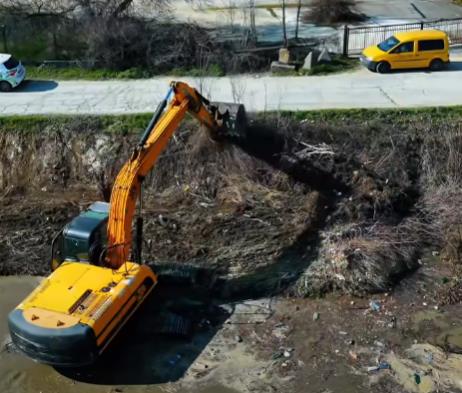 Започна акцијата за чистење на коритото на Вардар, информира градоначалникот Ѓорѓиевски