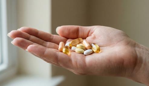 Дерматолог: Повозрасните од 40 години треба да земаат пет додатоци во исхраната