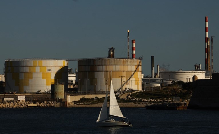 Европа ослободува 108 милиони барели нафта од стоковите резерви