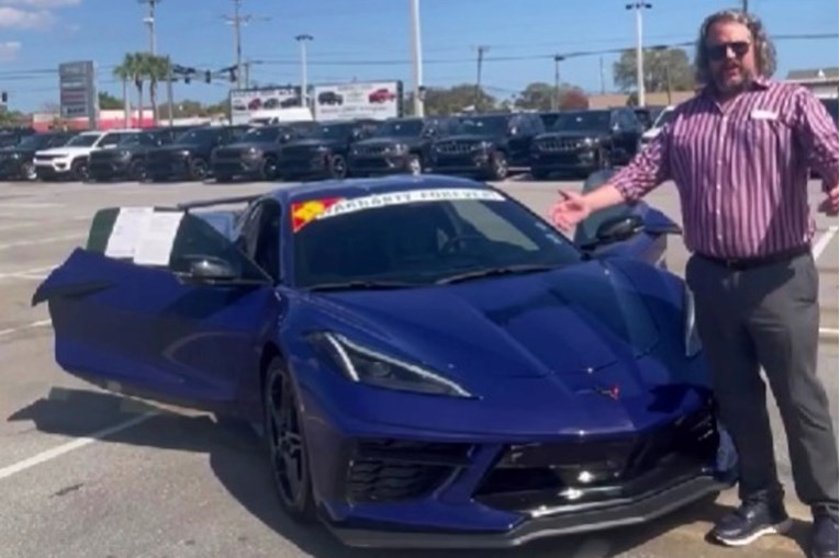 Оперски пејач стана продавач на автомобили, огласите му се светски хит (ВИДЕО)