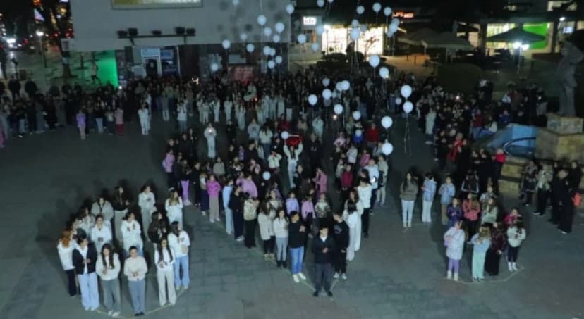 Кумановци вечерва на градскиот плоштад им оддадоа почит на загинатите од пожарот во дискотеката „Пулс“ во Кочани