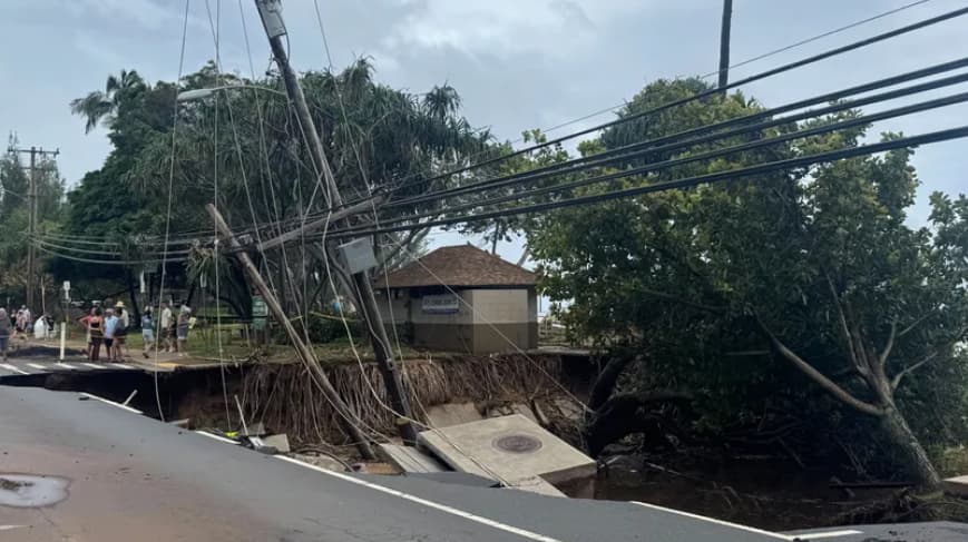 Силно невреме ги погоди Хаваи: Луксузна куќа се урива како кула од карти (ВИДЕО)