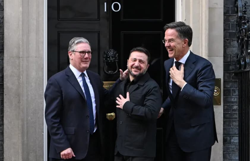 Стармер му вети на Зеленски помош од 3 милијарди фунти годишно за Украина