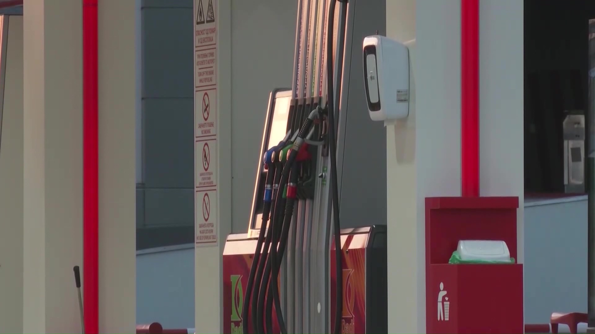 На бензинските пумпи денеска се точи гориво поевтино за два денара