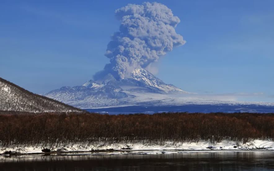Еруптира вулкана на Камчатка, експлозијата го подигна пепелот на дури 11,5 километри во височина