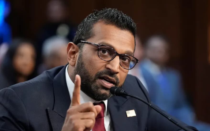 Директорот на ФБИ потврди дека купуваат податоци што може да се користат за следење на луѓе