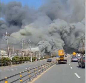 Видео: Педесет лица се повредени во пожар во фабрика за автоделови во Јужна Кореја