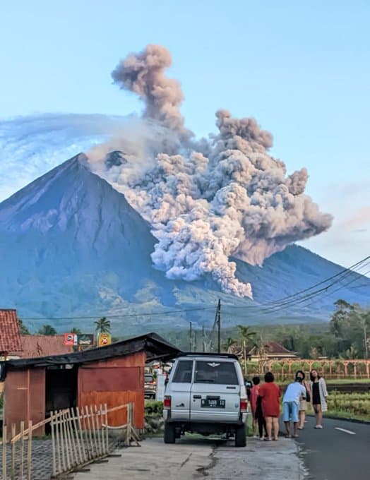 Во Индонезија регистрирани две ерупции на вулканот Семеру