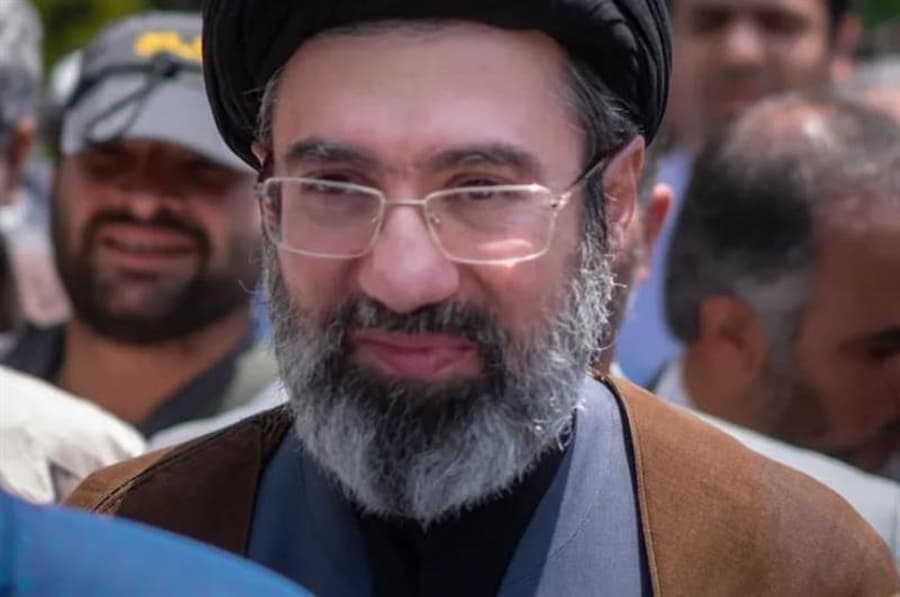 Моџтаба Хамнеи ги повика разузнавачките служби да се пресметаат со непријателите дома и во странство