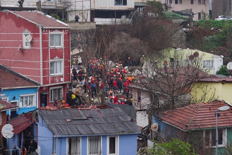 Две згради се урнаа во населбата Фатих во Истанбул, девет лица се извлечени од урнатините