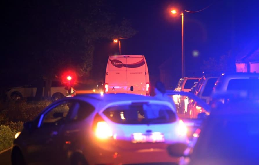 Невреме во Хрватска: Патнички воз налета на паднато дрво и излета од шините, има повредени