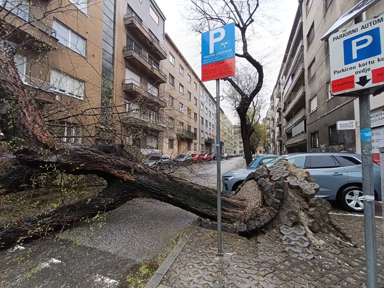 Поради опасните временски услови, наставата во основните и средните училишта во Загреб е откажана