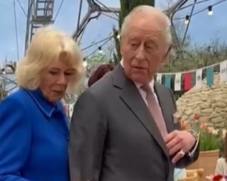 Видео: Кралот Чарлс за миг заборави на џентлменскиот бонтон, па ја насмеа британската јавност