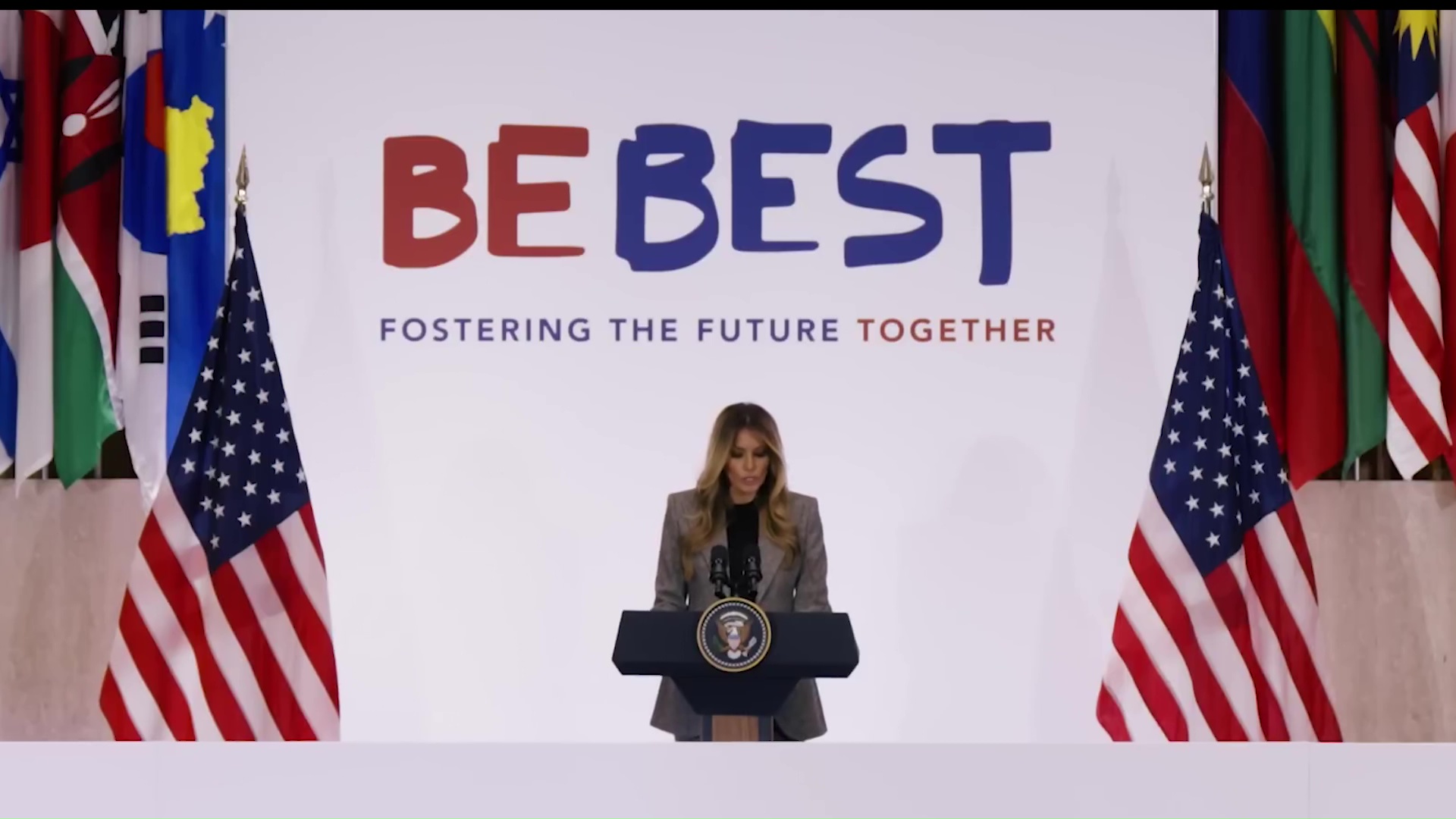 Премиерот Христијан Мицкоски ги отфрли наводите дека грчкиот амбасадор во САД интервенирал во говорот на првата дама