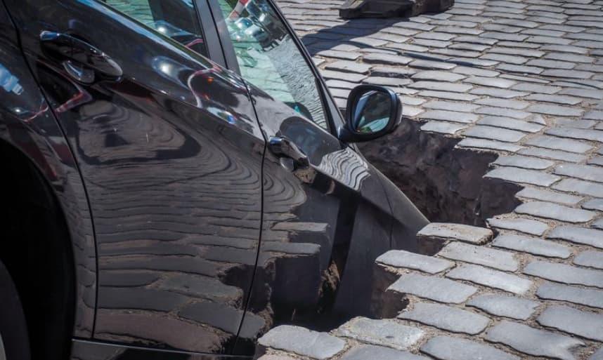 Почнале да дупчат тунел за метро, урнале приватни гаражи (ВИДЕО)