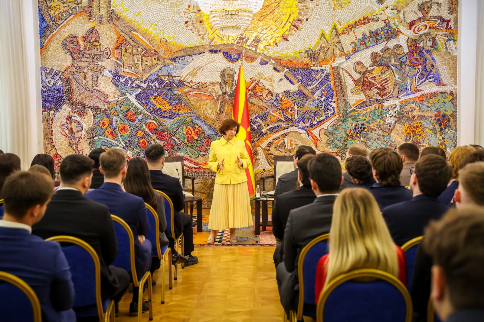 Сиљановска-Давкова со воведен говор на панел-дискусијата на Европските демократски студенти