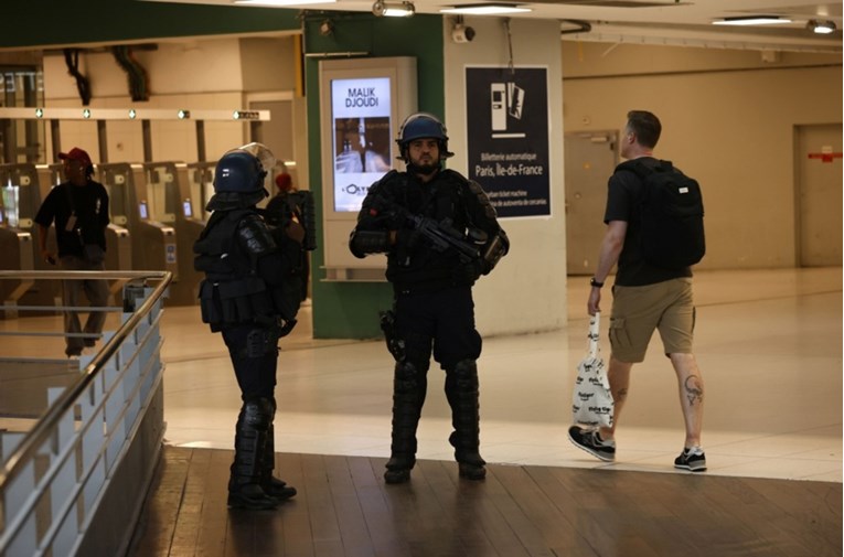 Спречен бомбашки напад во Париз