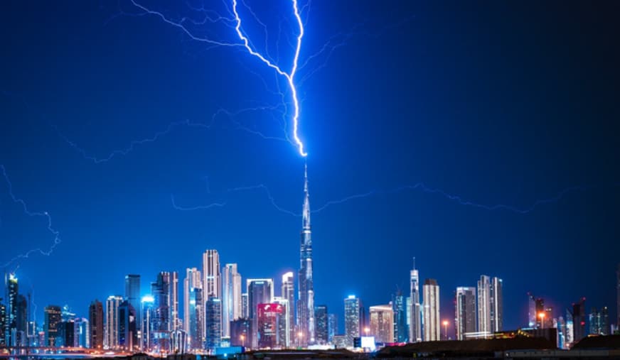 Молња ја погоди највисоката зграда на светот (ВИДЕО)