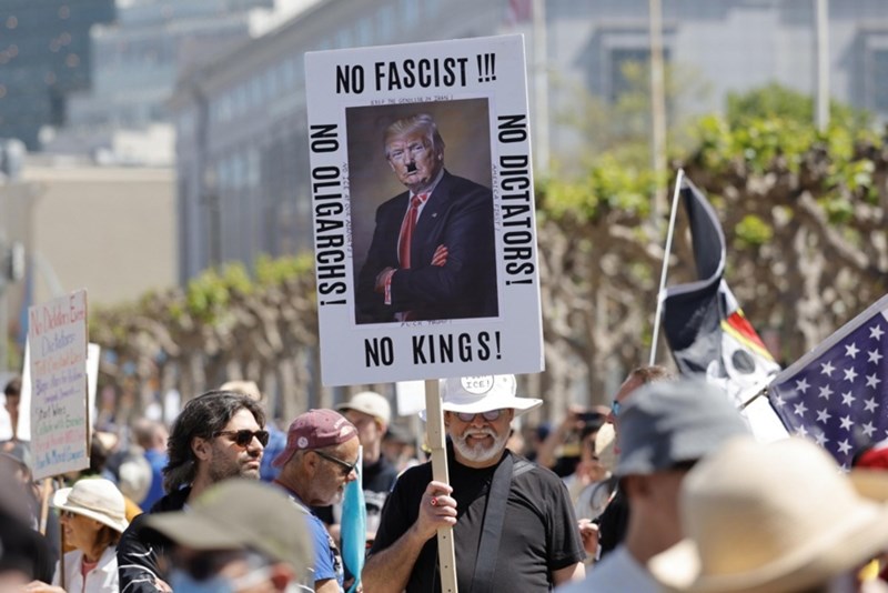 Низ САД се одржуваат протести против Трамп: Без кралеви