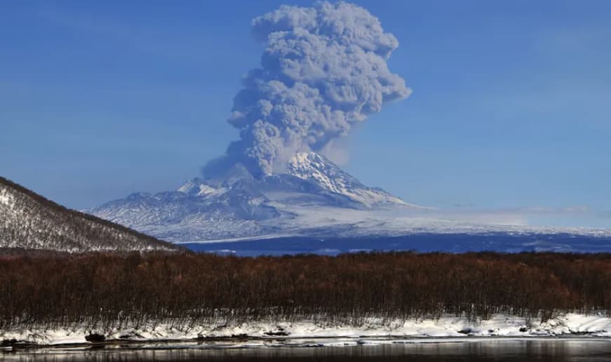 Ерупција на вулкан на Камчатка- пепел го прекри небото, опасност за авиосообраќајот