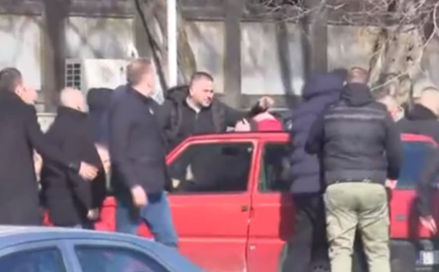 Масовна тепачка на локалните избори во Србија (ВИДЕО)