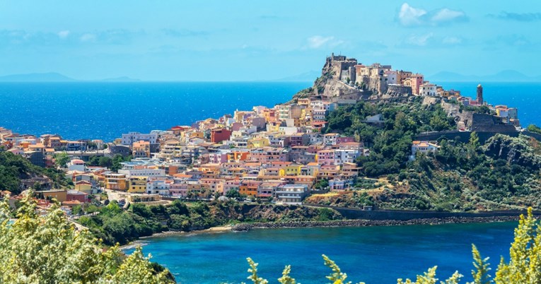 Сардинија бара нови жители: Секој што ќе се насели во место под 5.000 население, добива 15.000 евра
