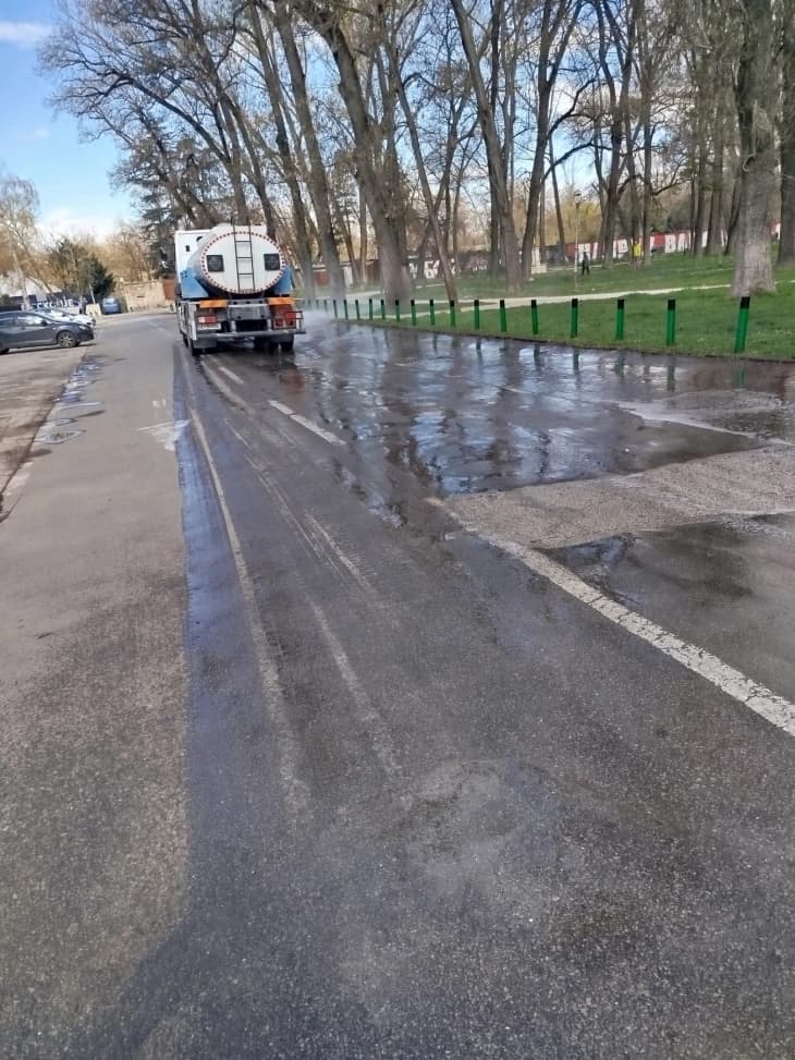 Почна машинското миење на булеварите и поголемите скопски улици