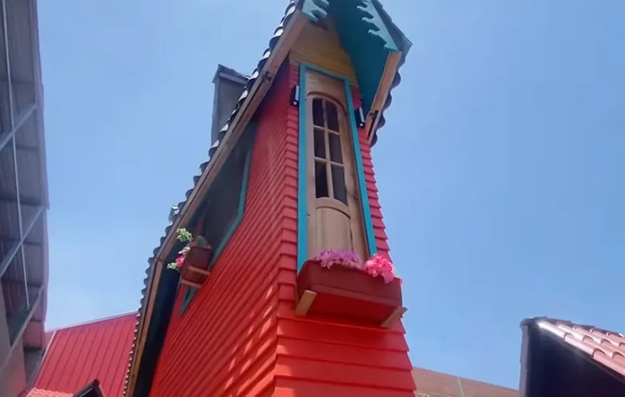 Направил куќа, широка само 63 сантиметри- целосно е функционална, а внатре изгледа одлично (ВИДЕО)