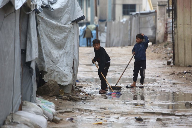 Најмалку 45 луѓе загинаа во големите поплави во Пакистан и Авганистан