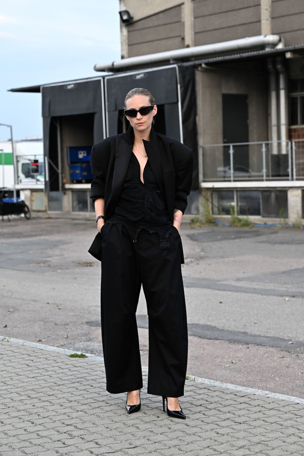 Секогаш носите црно? Психолозите откриваат што всушност говори тоа за вашиот карактер