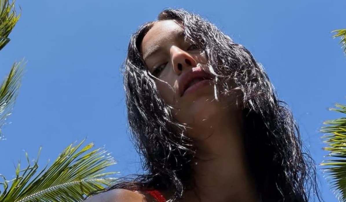 Ирина Шајк позира во мини бикини (ФОТО)